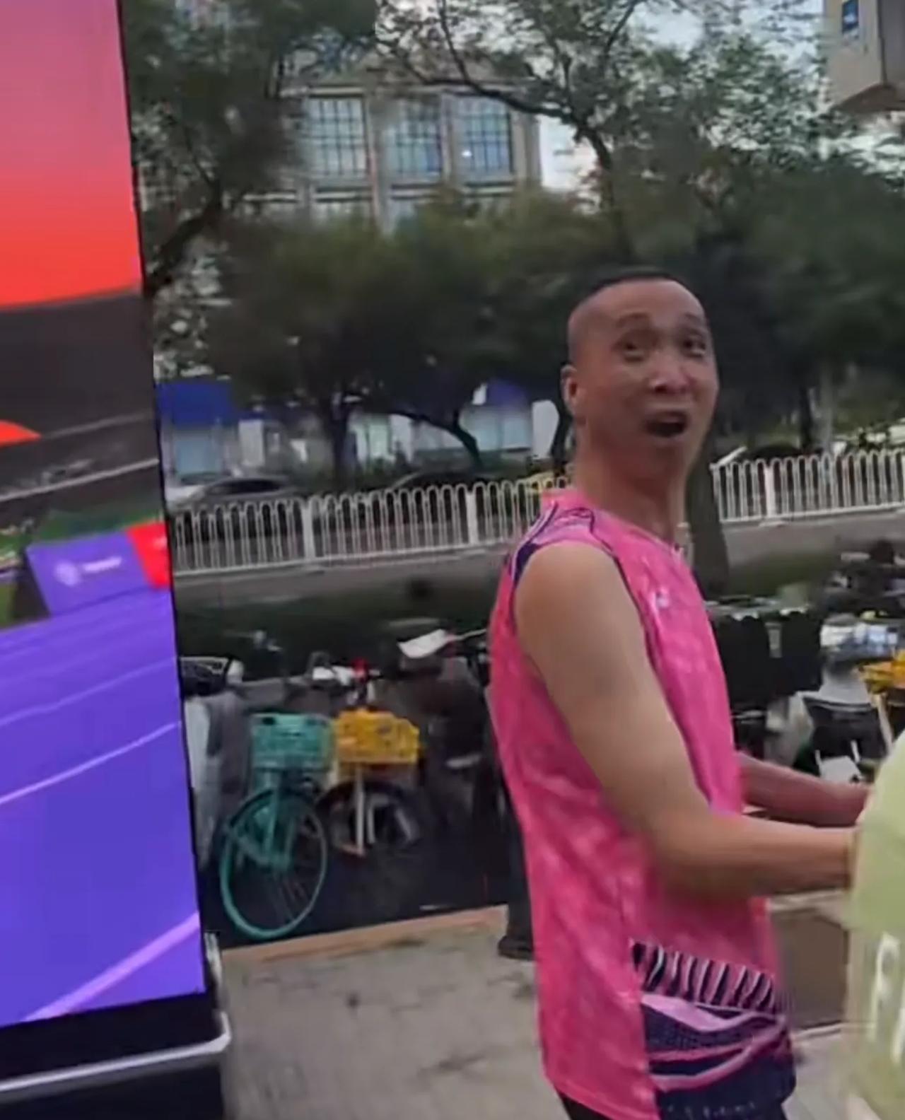 国安主场2比2战平天津的中超京津德比，球迷们在工体场外又一次看见了来工体看球的杨