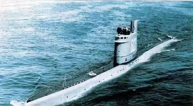 1981年，一艘苏联潜艇在瑞典海岸搁浅，瑞军迅速将其包围。可没想到的是，接下来苏