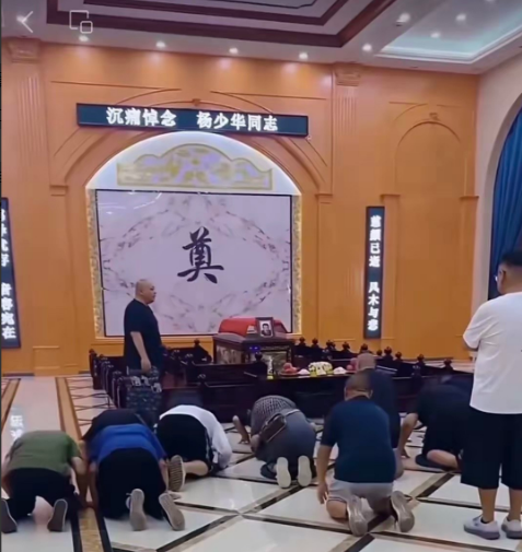杨少华的灵堂前后变化真大啊！

杨议四兄弟祭拜的时候，灵堂除了棺木和照片啥都没有