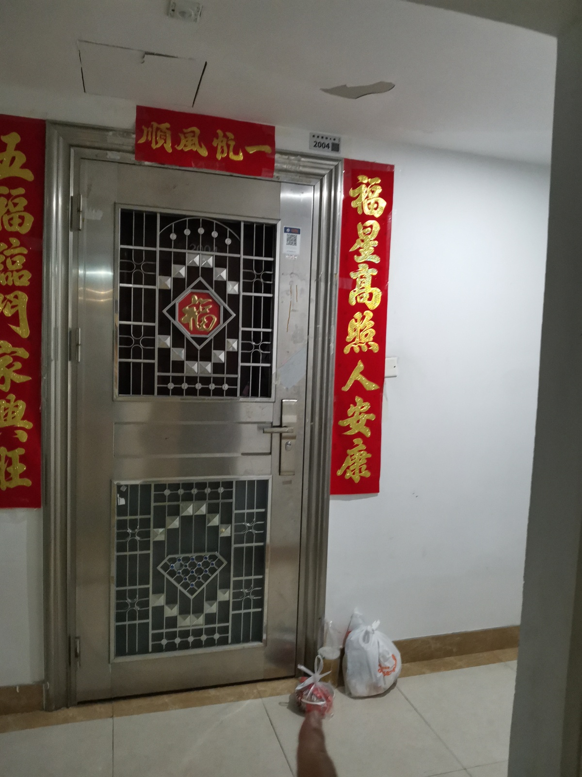 顾客在订单上备注“家中没人，外卖放门口就行”，可我一转身下楼梯，就听见门吱一声开