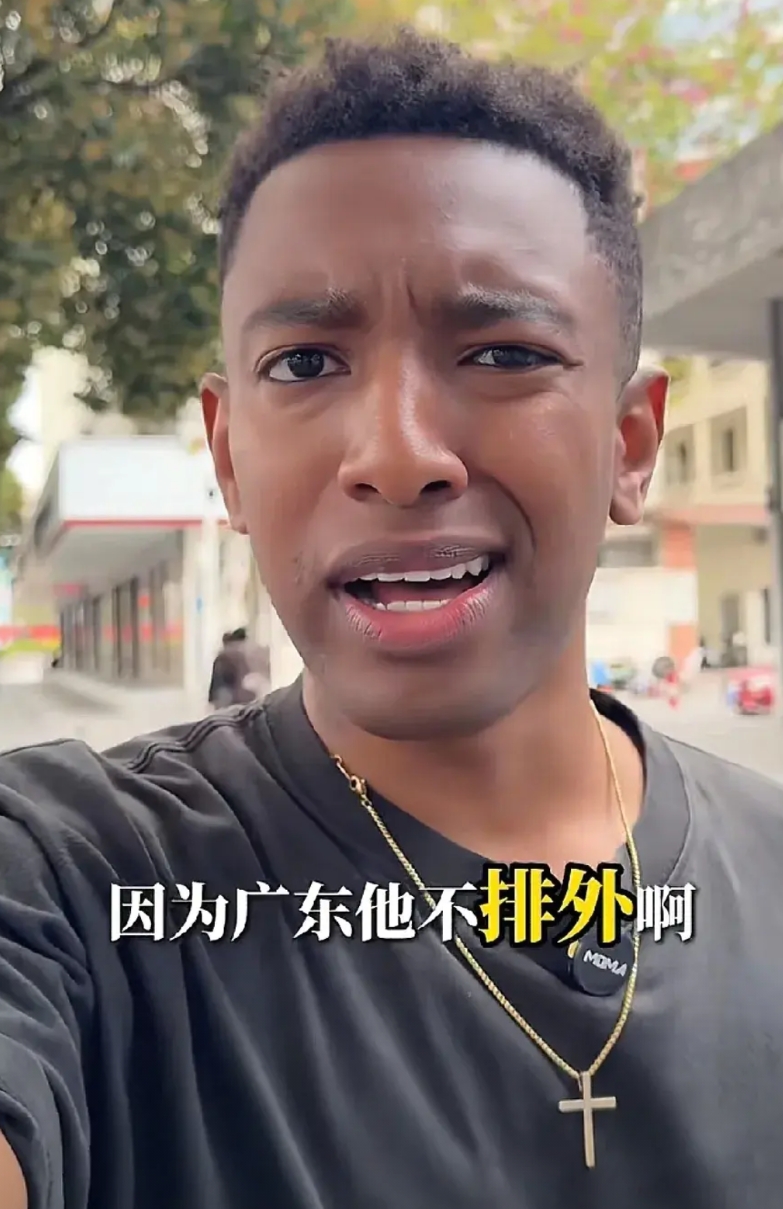 非洲黑人喜欢广州，原因是因为广东人热情不排外！
一黑人网红小伙在抖音发表视频表示