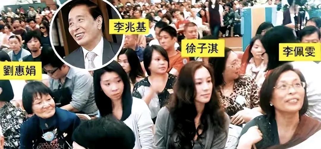 李佩雯出门朴素不化妆





豪门千金，也逃不过“颜值即正义”？李兆基女儿李佩