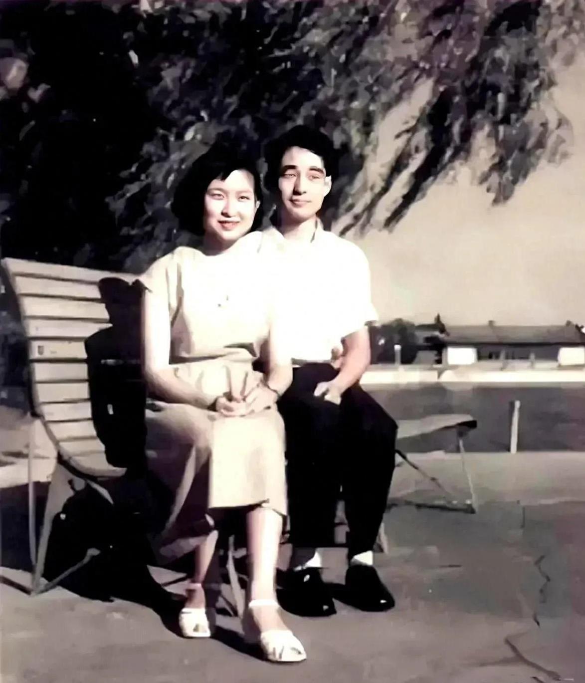 1960年，李敏和丈夫孔令华合影，那年她24岁，长相出众，气质不凡，真的是女有貌