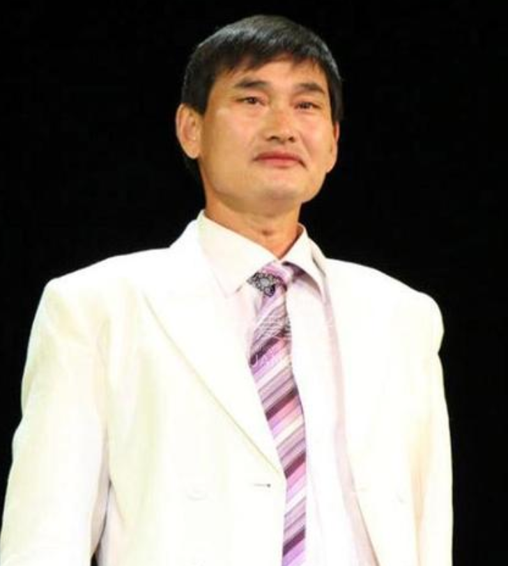 英达采访朱之文，询问道：“我这边有个活动，缺一个唱歌的，你出场费多少？”朱之文笑