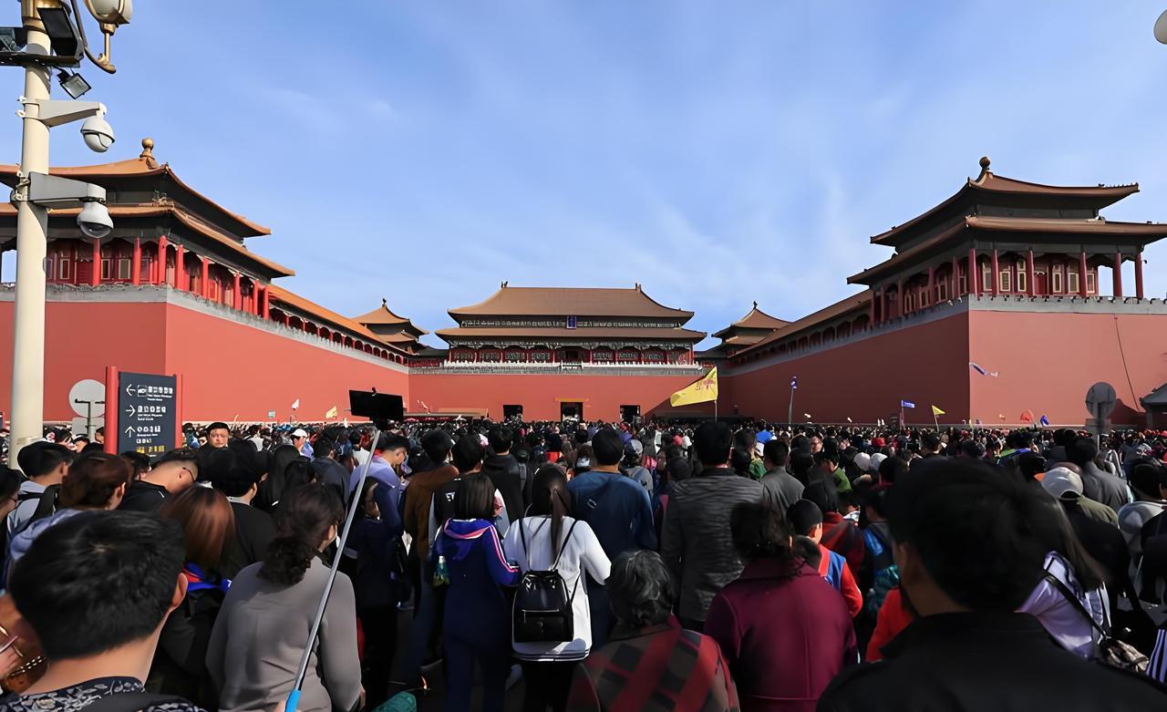 故宫缺钱到什么地步，似乎永远入不敷出？故宫每年光门票收入都差不多8亿，文创收入大