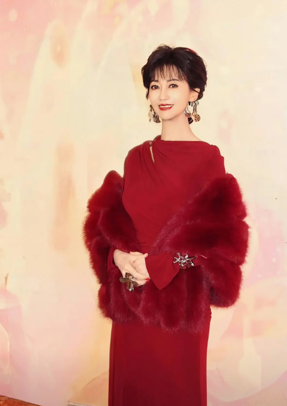 台湾某富豪：1994年，我花费100万，让赵雅芝去我家给我煲汤喝，喝完汤神清气爽