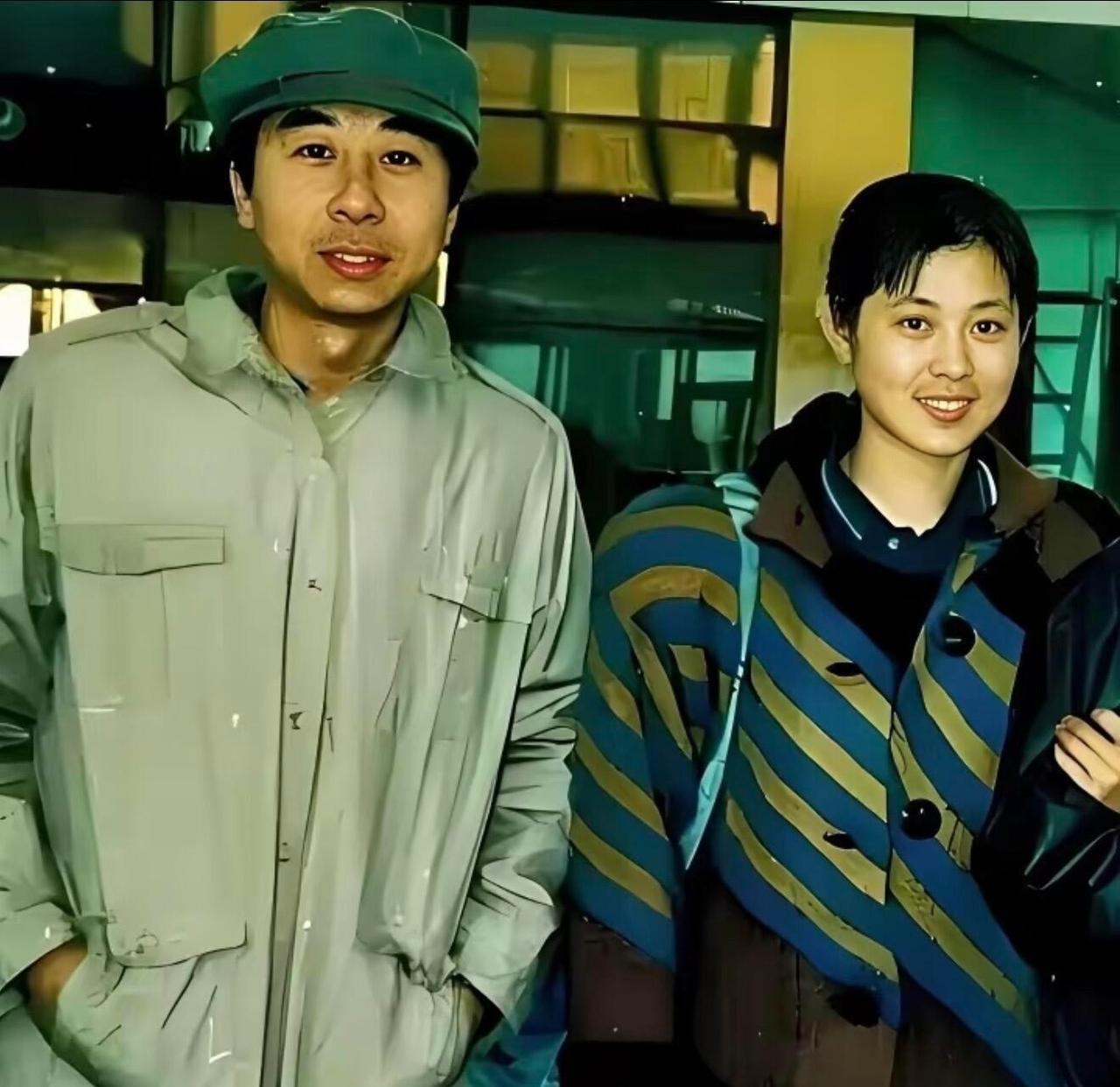 这张37年前的珍贵老照片充满着青春的记忆。
图中的男主31岁，女主29岁。
大家