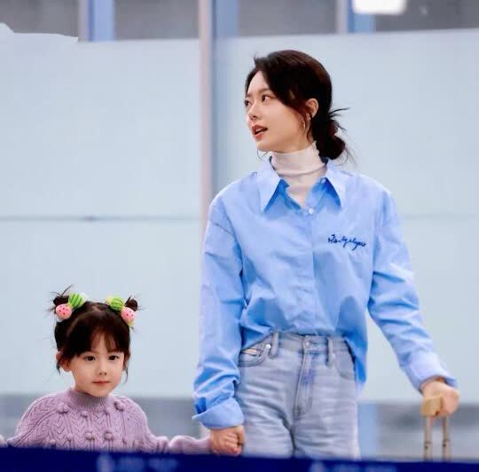 赵今麦～宋威龙～安琪～
谁拍的我女儿👧🏻？？
	
你出来！！！
	
