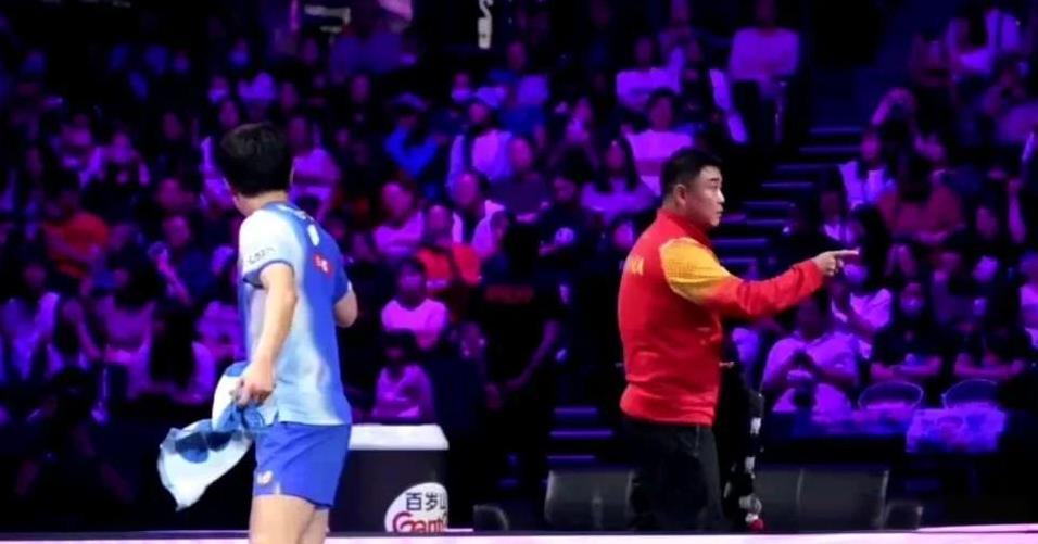 知道为什么张本智和很生气王皓的握手动作吗？
简单来说，他现在在日本国乒中已经没有