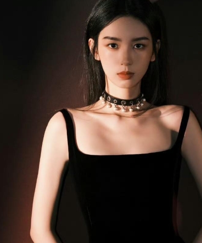 周也吊带黑裙！
神秘黑色增添性感魅力，唯有杨幂能媲美，美爆了