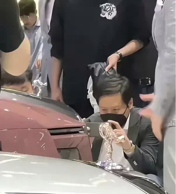 劳斯莱斯:我当时害怕极了！！！

雷总逛车展时，手里拿着小米手机站在劳斯莱斯