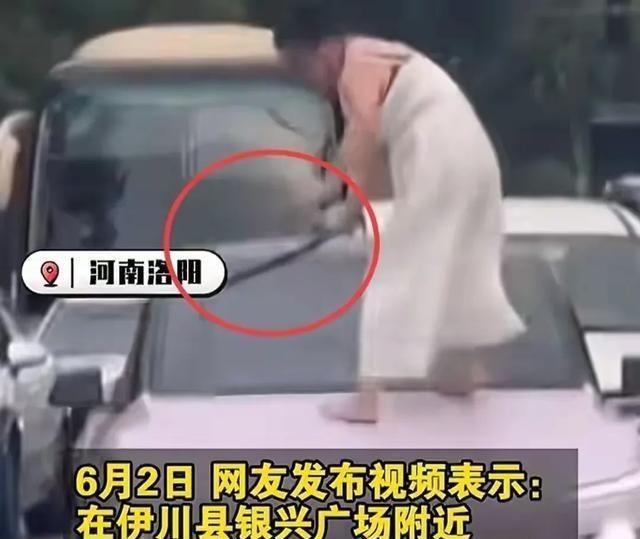 6月3号那天，网上突然传了个视频，一个光脚女人拿着家伙疯狂砸车，一下子就把大家的