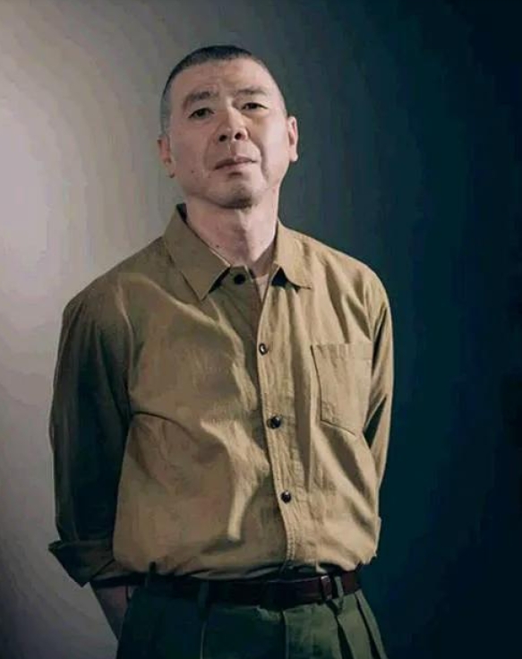 2017年，《芳华》即将开拍，男主已经确定了是黄轩，可是女主却一直没有头绪，还好