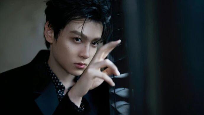 田栩宁这波 造型，是把黑奢柔雅焊在少年骨相里的俊逸绅士教科