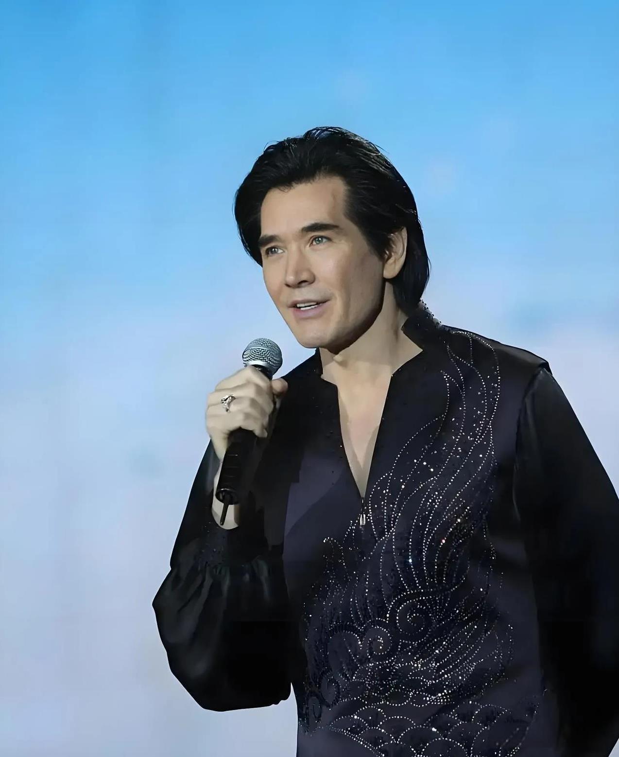 演员费翔说：我曾考虑要小孩，但是当我想起要把小孩教育成一个善良、有原则的好人，就