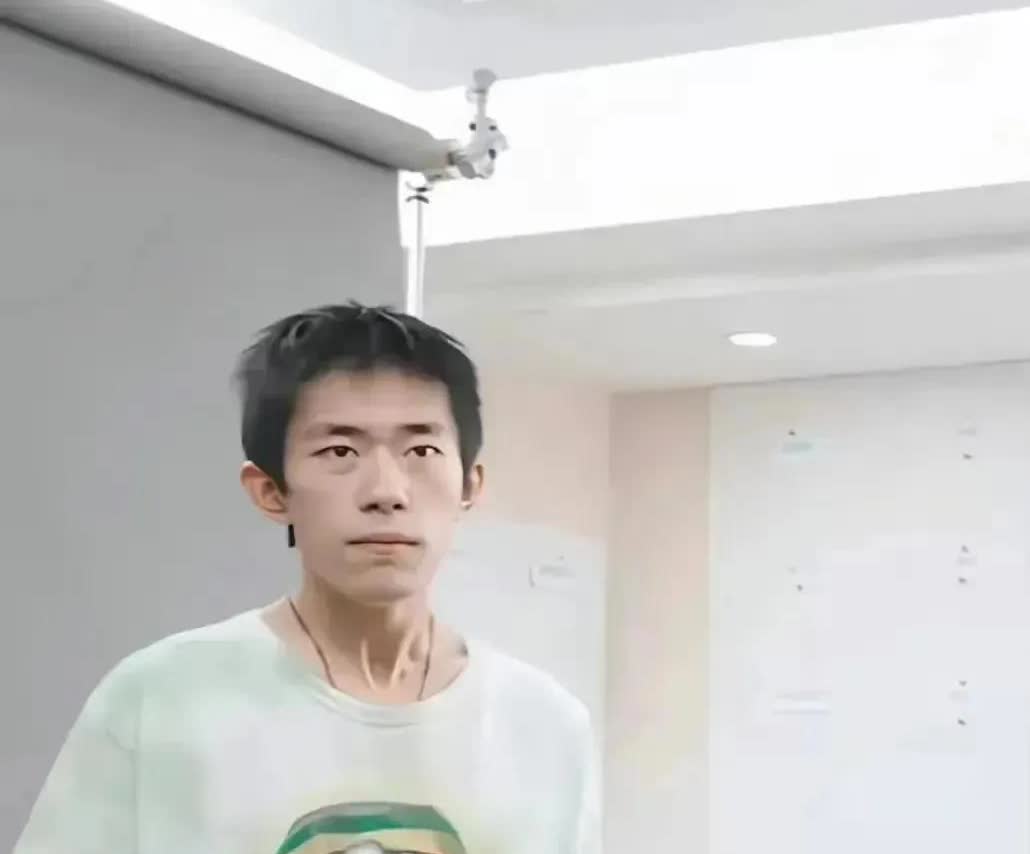 这居然是易烊千玺？？素颜有些太草率了吧，总是看他帅帅的照片，猛一下有些不适应…