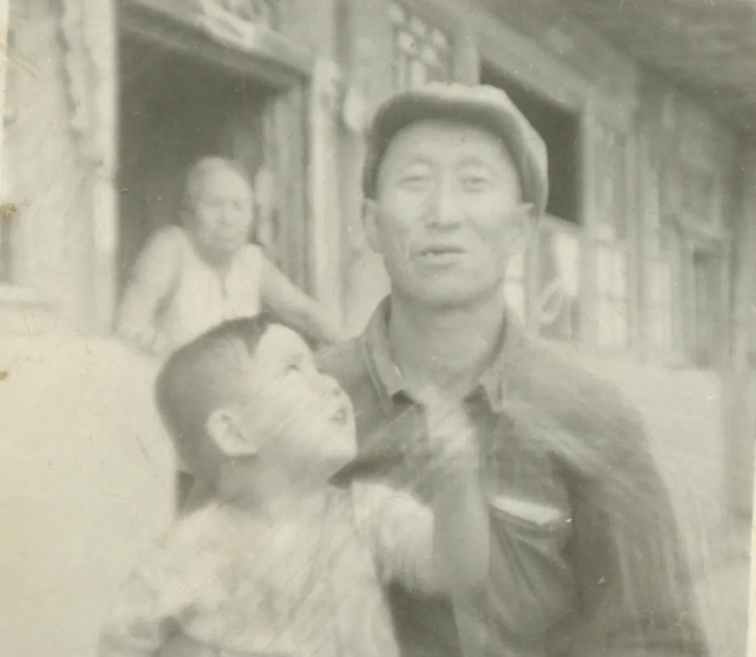 1979年，内蒙古一对夫妻因为养不起孩子，在儿子出生后，就把孩子送给一位46岁老