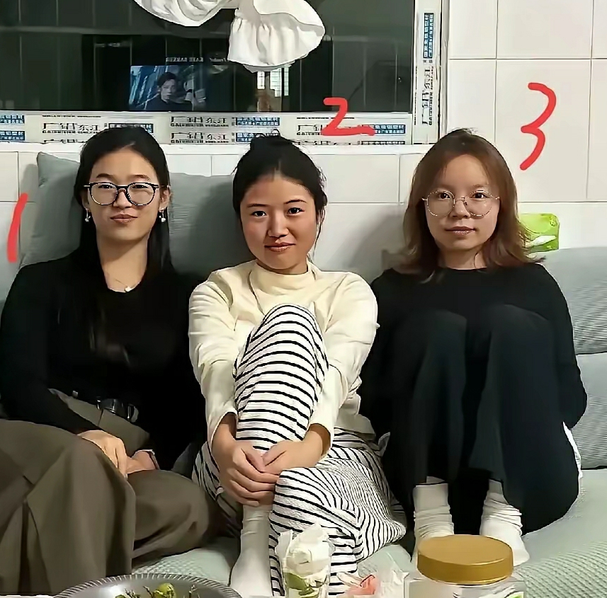 好闺蜜3个人，只有一个没有对象。你能看出来是哪个吗？