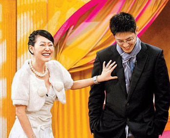 蒋万安的堂哥蒋友柏上小S的节目，小S可真是会逗人开心，看把蒋友柏乐得。那会的小S