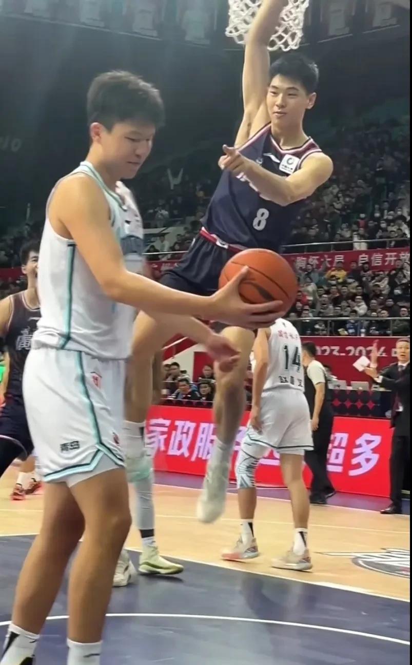真是谁也别笑谁。
开拓者16顺位选了杨瀚森，看来这迟去参加选秀一年賺大了。
目前