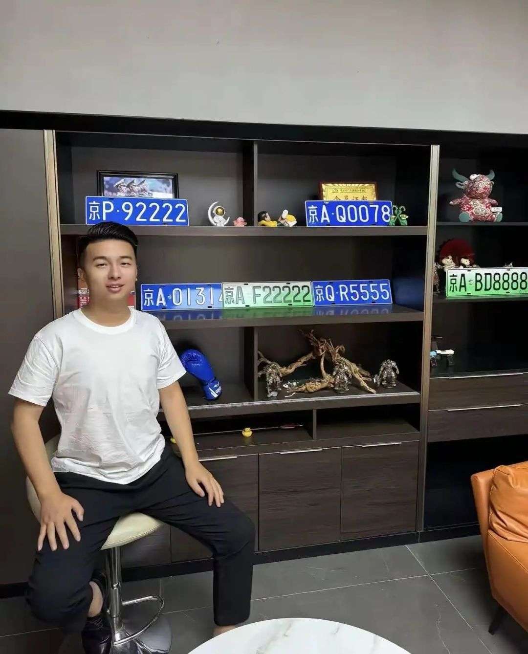 初一看什么车牌还搞收藏，哗众取宠，仔细一看挖槽，京爷。京A好的号码的确可以作为收