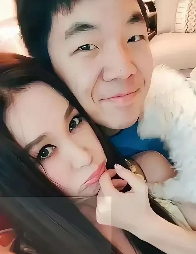 这是两张温碧霞和养子亲密照，已经打破了常规，颠覆了传统母子形象！
如果不知道这是