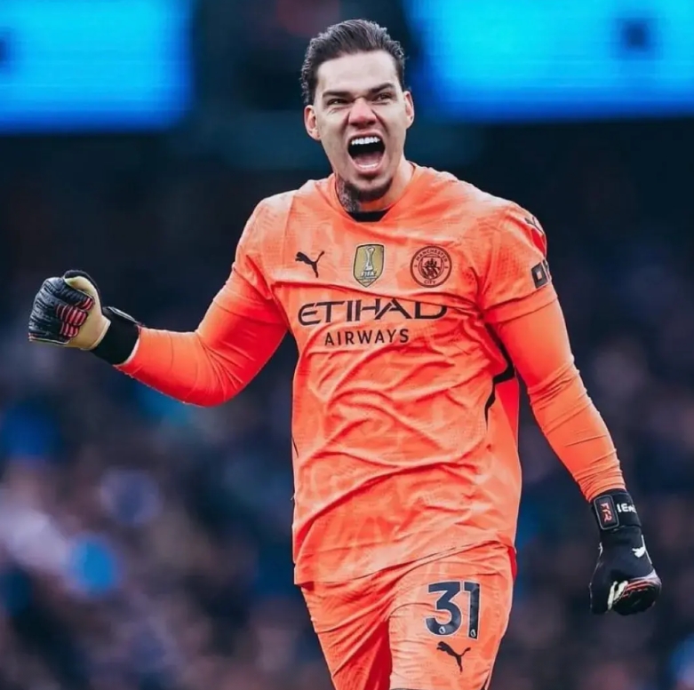 让2追5，曼城赢下了水晶宫，不过这场比赛第71分钟门将埃德森受伤下场，32岁的门