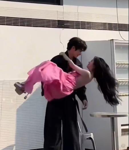 #宋威龙张婧仪单手抱# 《野狗骨头》中，188cm的宋威龙单手抱起了166cm的