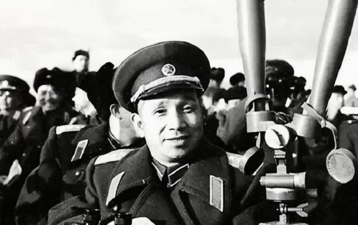 1960 年，毛主席邀已被撤职的粟裕前来参加上海政治局扩大会议，会前曾对他说：“