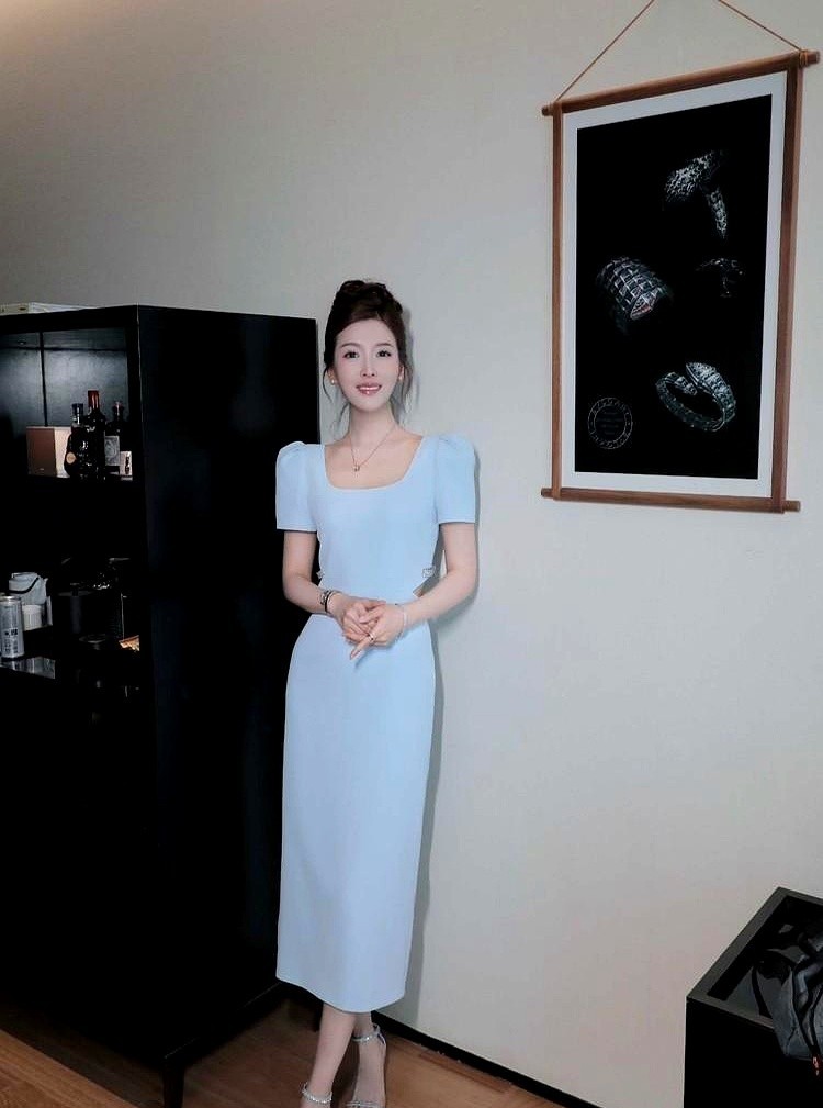 朱梓橦，身高172cm，毕业于哈弗大学法学院，凤凰卫视主持人、律师，才貌双全，颜