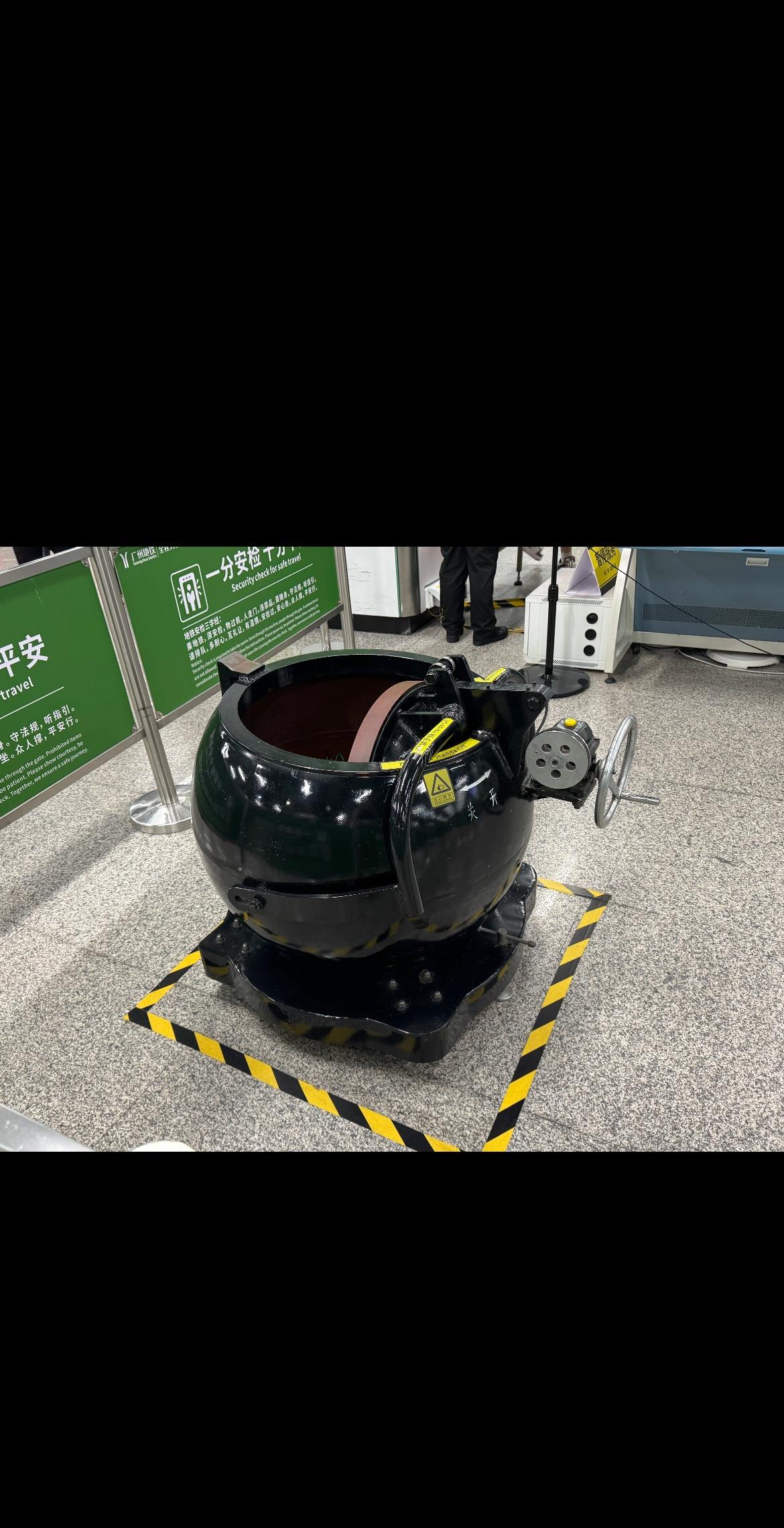 不懂就问 广州地铁这个大黑缸是干啥用的
