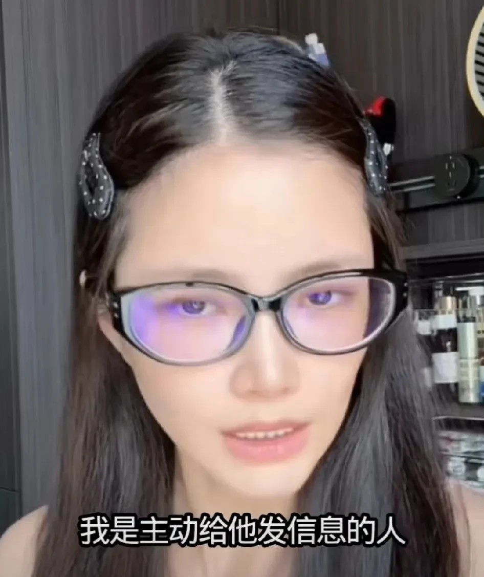 王灿直播时，有网友问她：“你和杜淳是谁追的谁啊？”王灿：“是我主动给他发的信息，