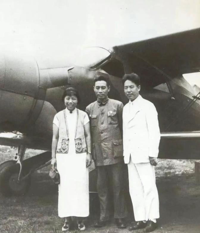 【周恩来总理的老照片】1940年7月，周恩来和邓颖超由重庆回延安，登机前和张冲在