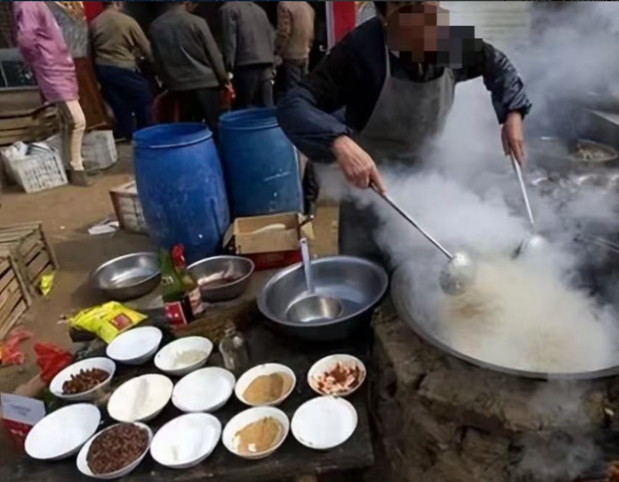 河南驻马店，同乡办喜事，男子和父亲一起到现场帮忙，吃过婚宴之后，男子就和几个村民