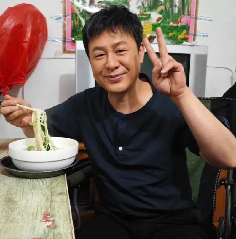 你有没有发现一个问题！

当前娱乐圈最吃力不讨好的，就是那些立亲民形象的明星。反