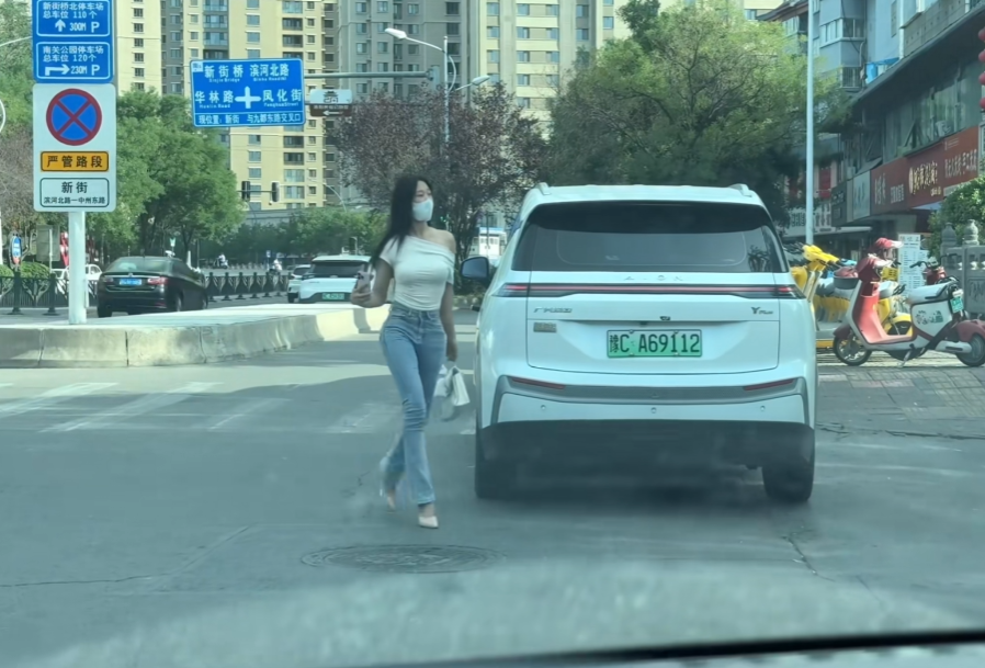 这走个路都能扭十八个弯