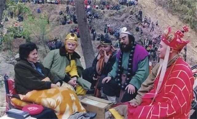 2017年，六小龄童出现在杨洁导演的葬礼上，大家原本都为此感到欣慰，以为他放下了