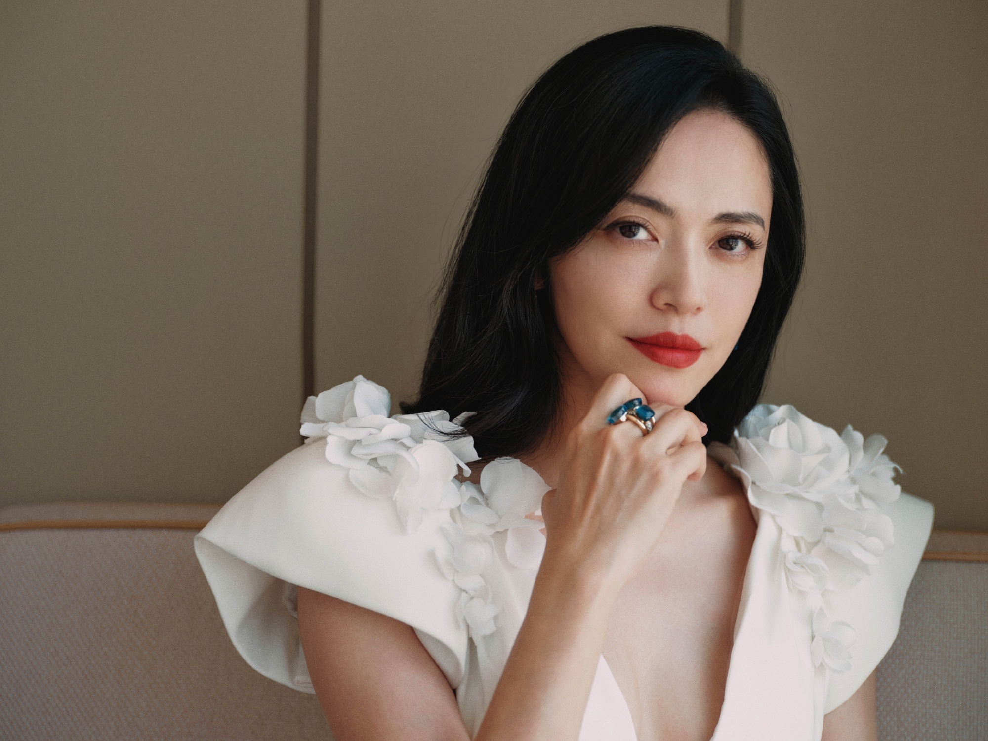 被姚晨这袭白裙美到！花瓣肩 + 开衩设计绝绝子