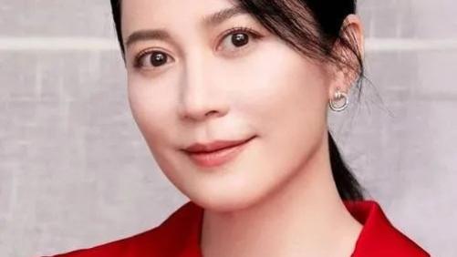 内娱“真顶流”还得看俞飞鸿！50岁的她凭什么让小鲜肉都黯然失色？这身材、这气质，单身又怎样，姐姐就是女王！