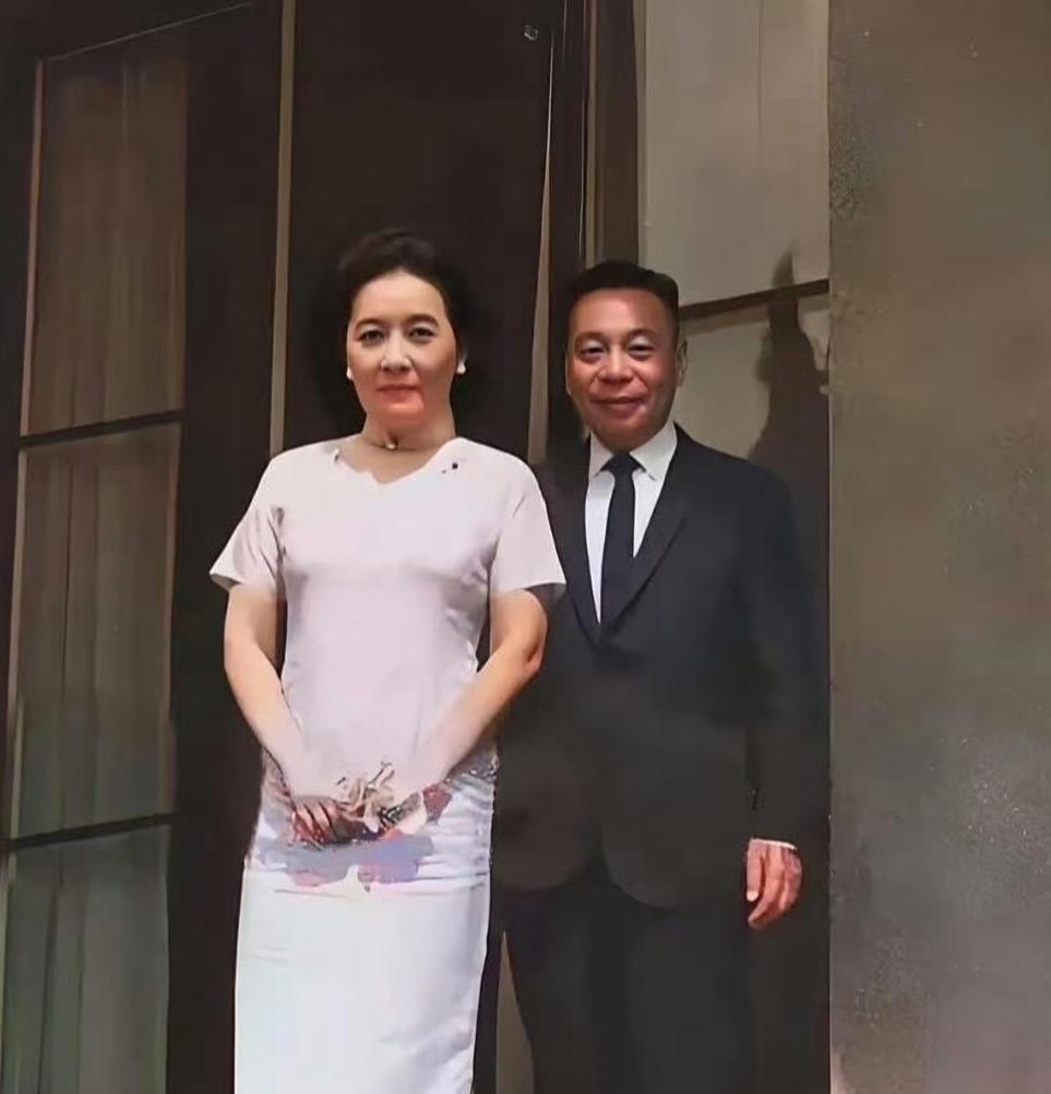 1967年宋美玲和继子蒋经国的一张合影，这时候70岁的宋美玲。和57岁的蒋劲国两