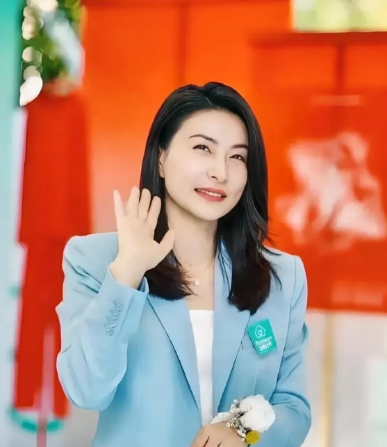 对于郭晶晶来说，

我就直说了：

当年霍启刚娶她的时候，

好多人觉得郭晶晶是