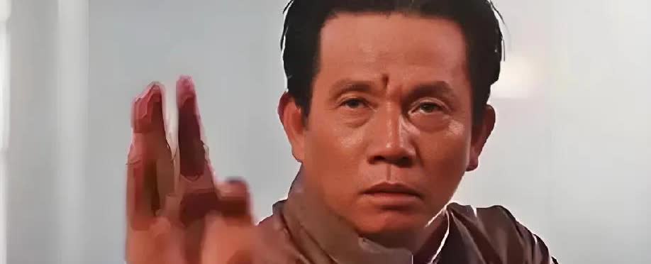 2001年，67岁的香港武术大师刘家良深夜回家捉奸，37岁的娇妻翁静晶堵在门口，