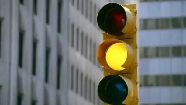 别以为闯黄灯没事！这两种情况直接算闯红灯，扣6分没商量