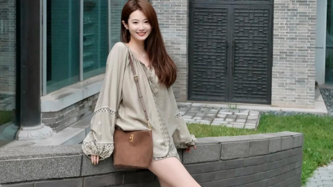 凌波笑映海棠.仙姿鹤影嫣然