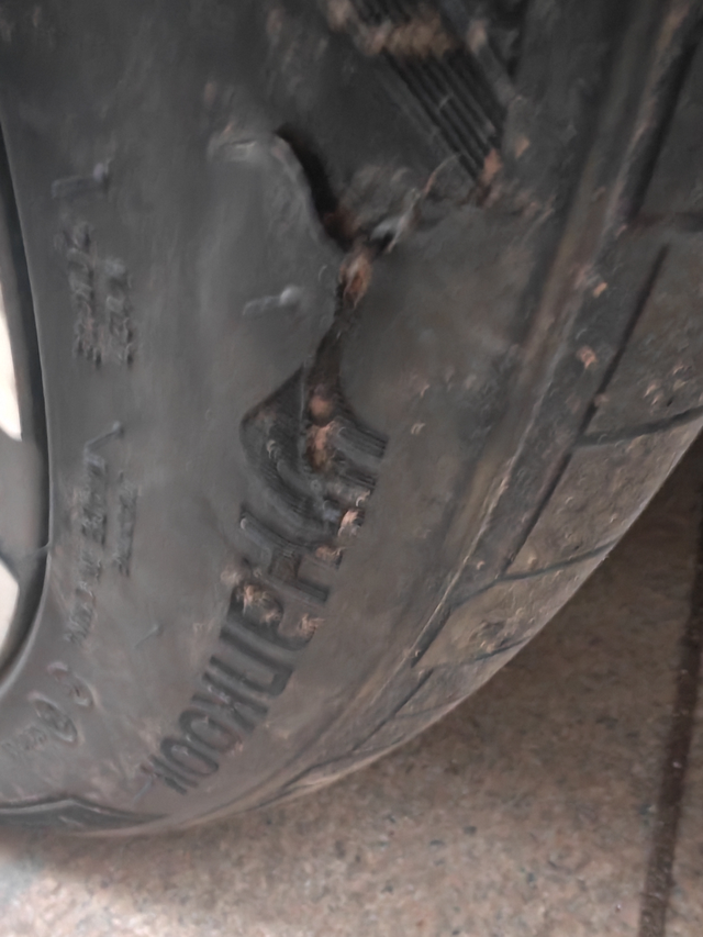 刚买，轮胎破损，能让4s店负责吗
刚买的车，不到一个月，一汽大众的。没开几次轮胎