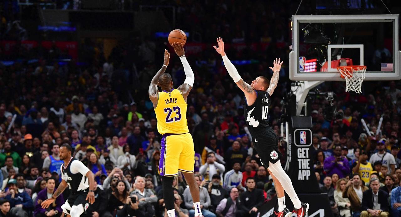 这是在鼓励詹姆斯关键时刻勇敢出手？NBA2025-26赛季将实施一项新规：“节末