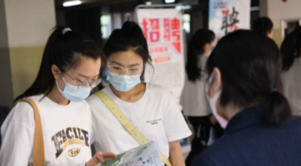 985大学毕业生去某企业面试，考官问：一匹马从中国跑到了美国，它叫什么？毕业生回