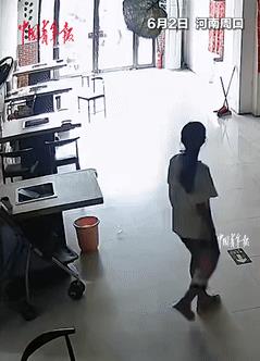 “这个小孩姐火了！”老头乐失控撞向1岁妹妹，10岁姐姐第一反应是逃跑！不料，她随
