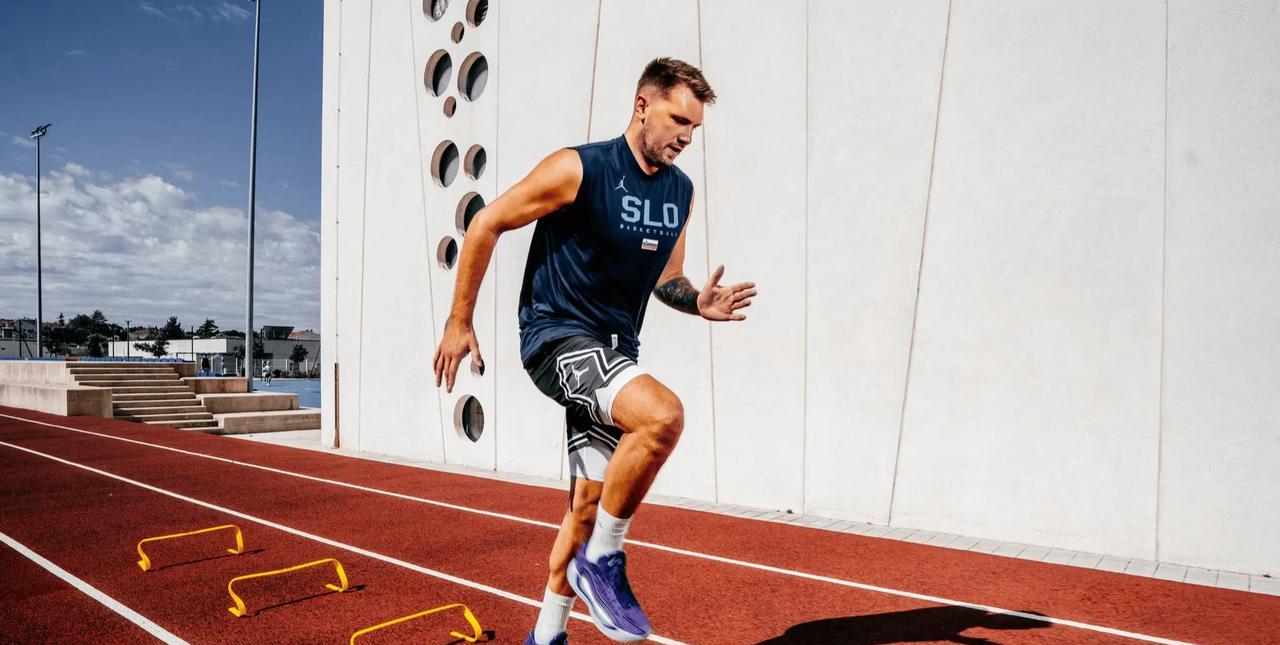 从男性健康杂志披露的内容来看，东契奇下赛季会大量增加后撤步3分。
东契奇登上了男