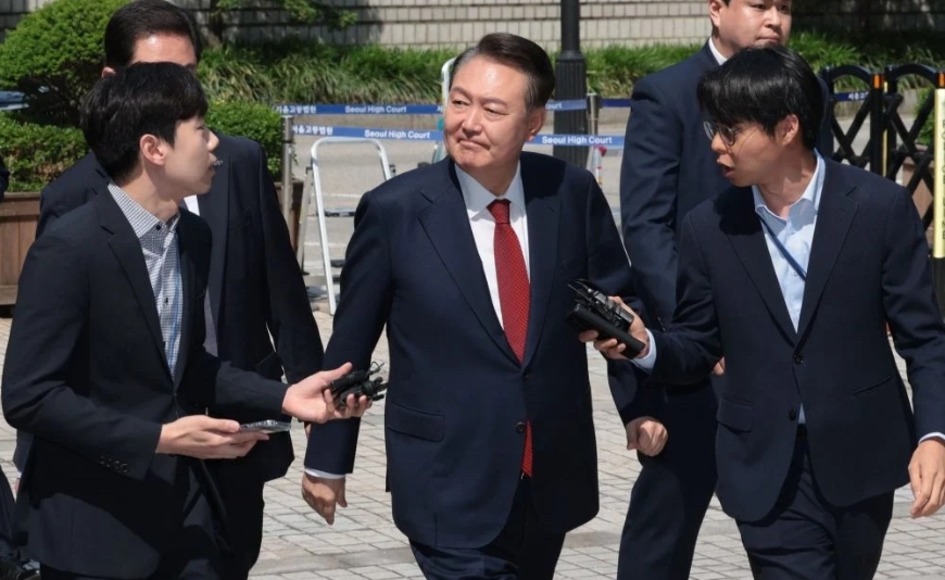 尹锡悦心情大好
当地时间26日，韩国前总统尹锡悦出席了在首尔中央地方法院举行的第